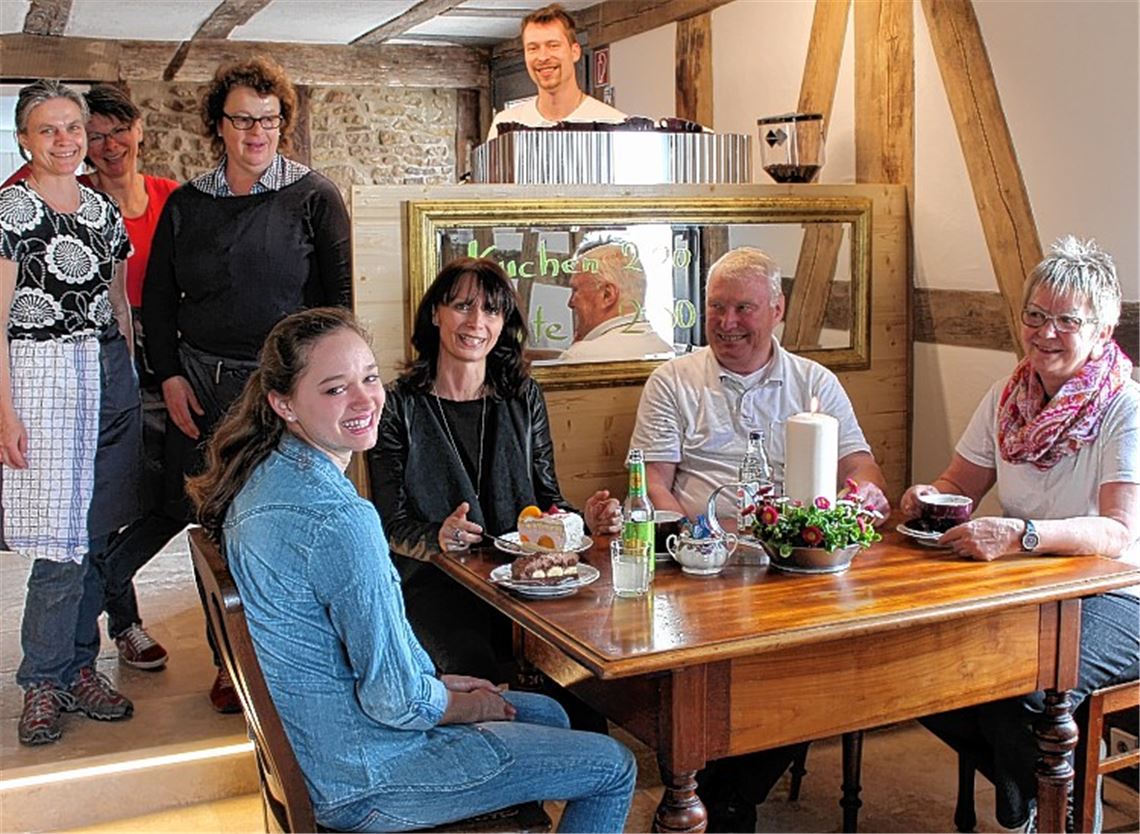 Christine Segiet, Ilse Geissler und Ulrike Kälber (v.li.) bewirten zum ersten Mal ihre Gäste im Café zur Kirchenburg.