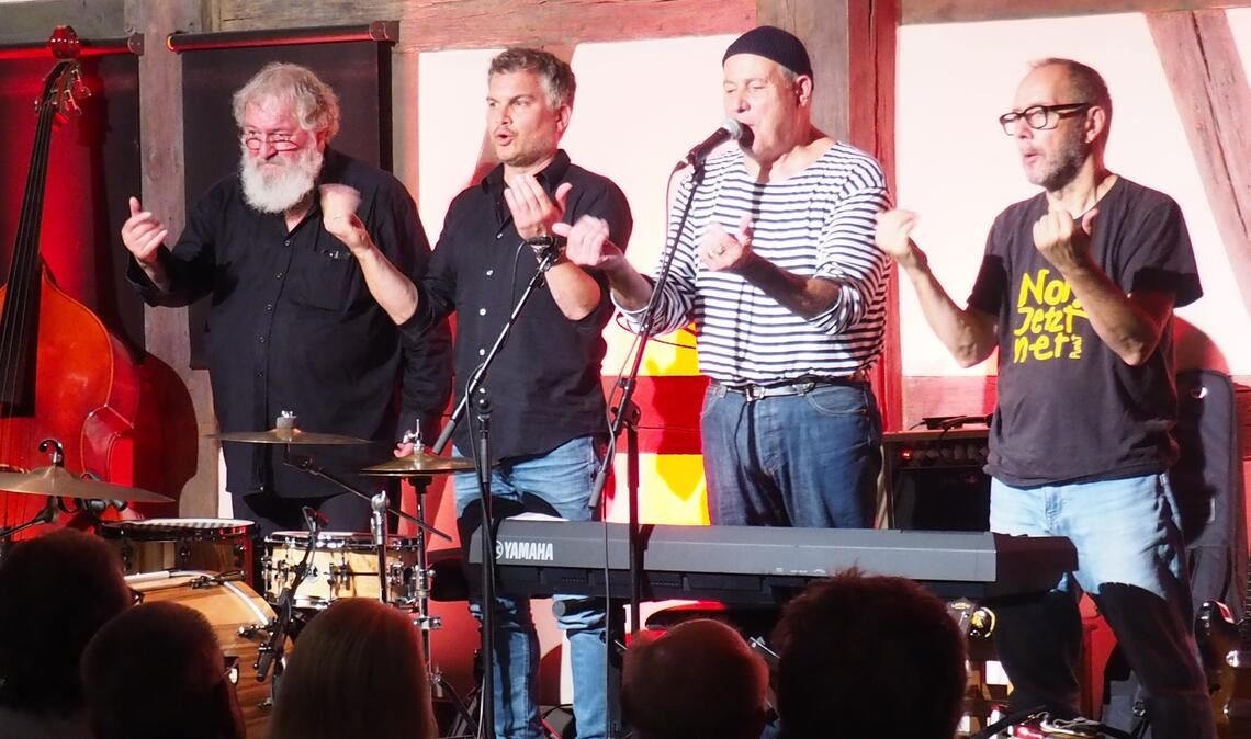 Wenn der Blues schwäbisch spricht Christof Altmann und sein Ensemble überzeugen das Publikum. Foto: Müller