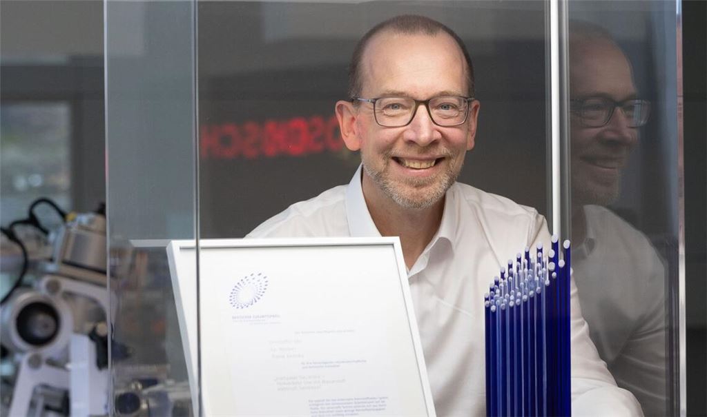 Christoffer Uhr gewann mit seinen Kollegen Kai Weeber und Pierre Andrieu den Deutschen Zukunftspreis. Sein Spendenziel steht nun fest.