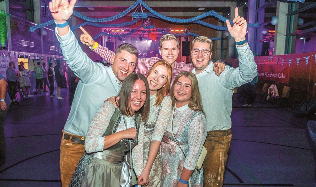 Christoph, Alessia, Julia, Alexander, Lorena und Colin (v.li.) heizen am Samstagabend die Stimmung an. Foto: Fotomoment