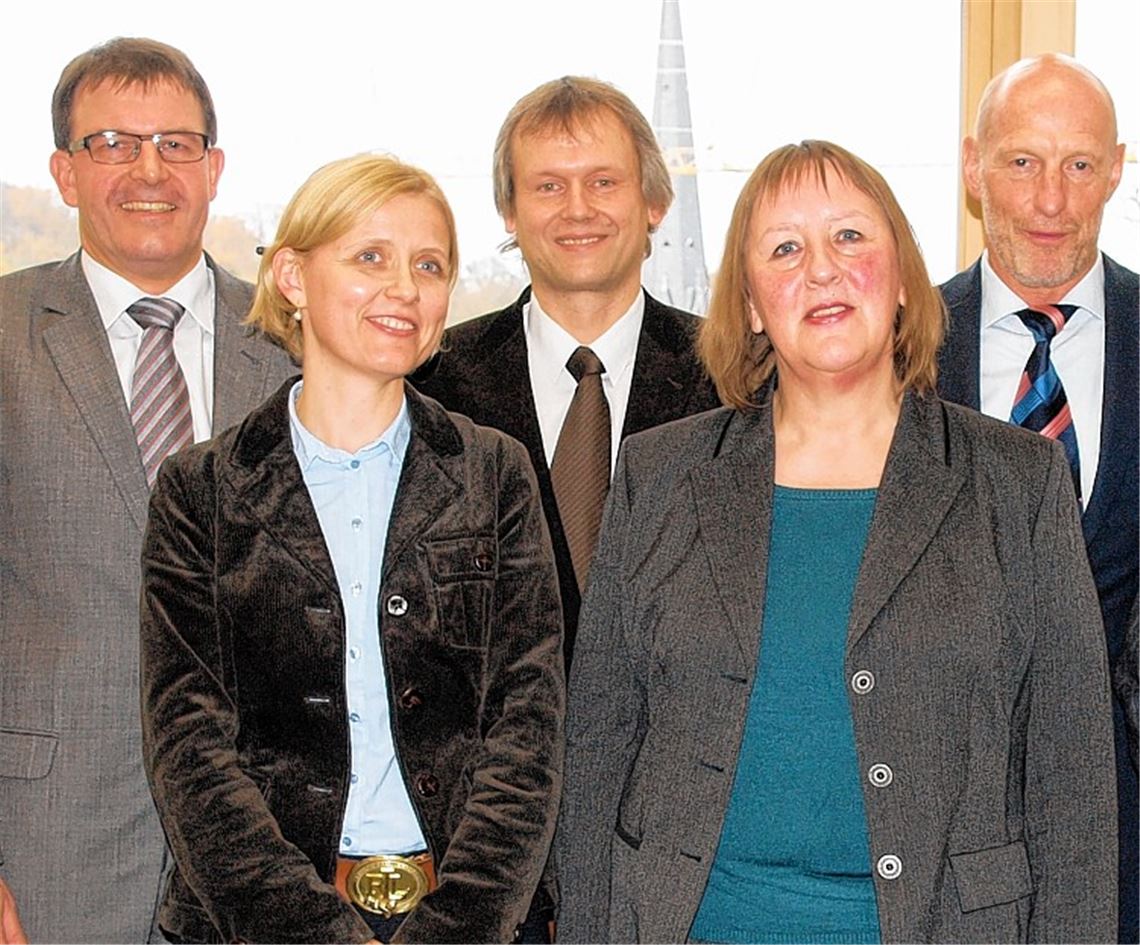 Christoph Frey (Mitte) und Astrid Diel (2. v. li:) sind zu Schuljahresbeginn in ihre neuen Ämter eingesetzt worden. Hier mit Manfred Reuter vom Regierungspräsidium, Schulleiterin Christine Stamler und Elternbeiratsvorsitzendem Norbert Meister (v. re.). Foto: Appich