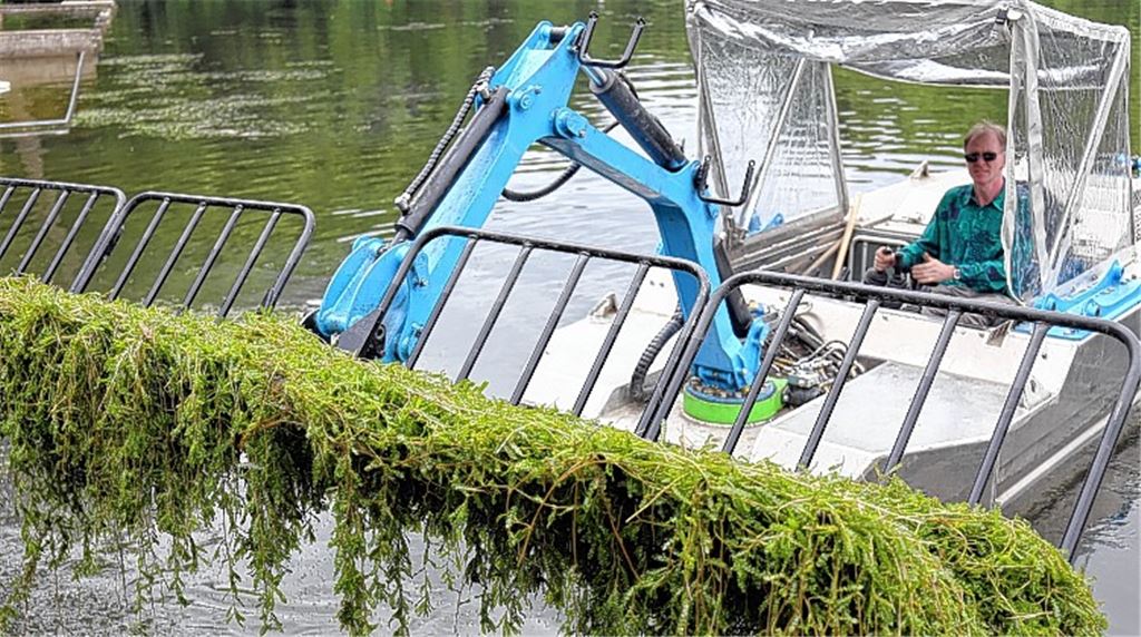 Mähboot zieht Kreise im Tiefen See