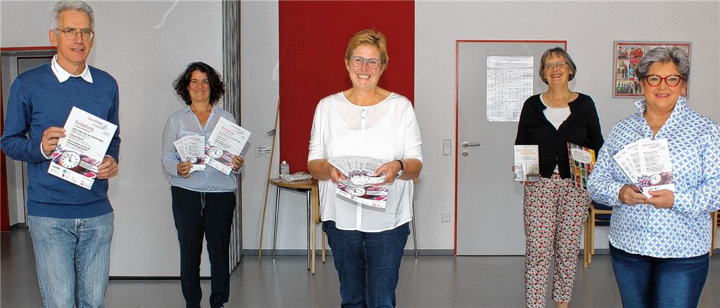 Christoph Knecht (v.li.), Sylke Kopp, Irmgard Muthsam-Polimeni, Annette Ruck und Hannelore Stegmaier werben für die Vortragsreihe, die am 6. Oktober in Mühlacker beginnt.privat