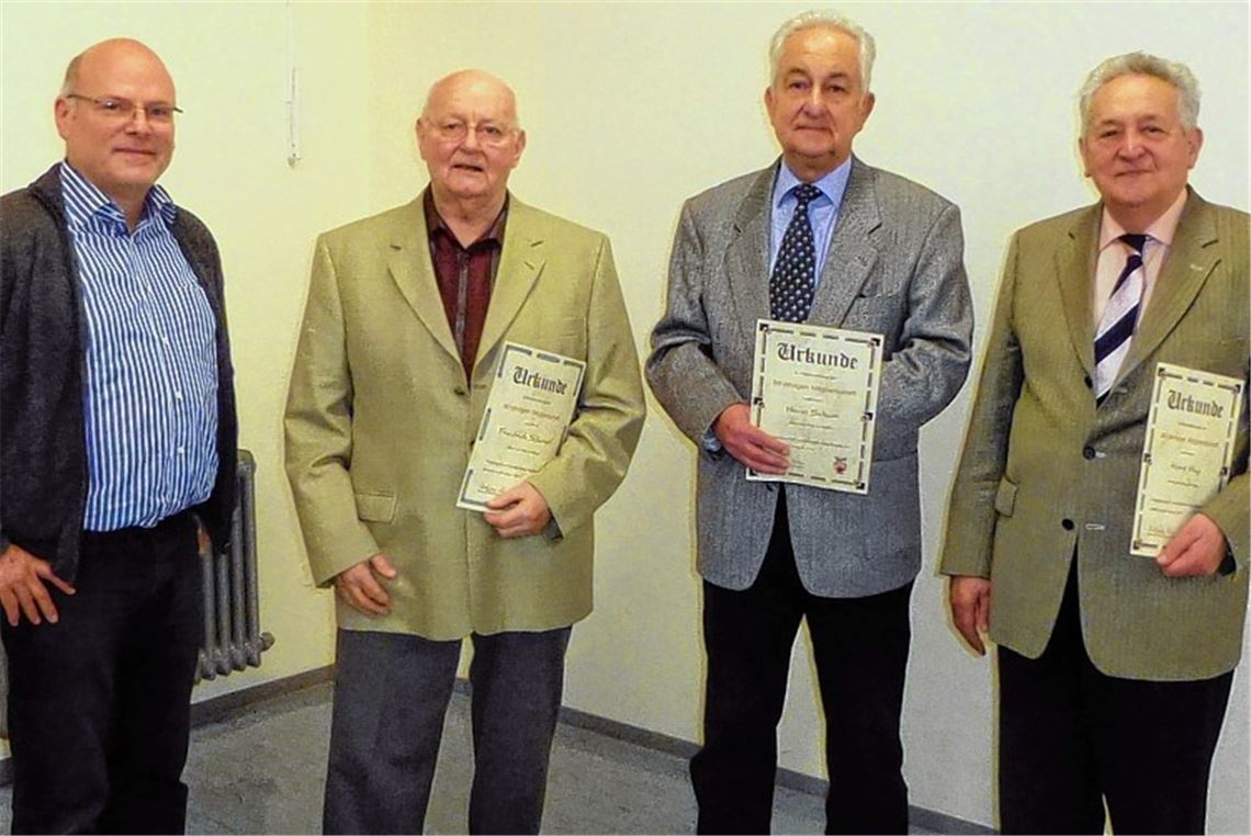 Christoph Koch ehrt (v.li.) Friedrich Schempf, Horst Scham und Horst Hug.