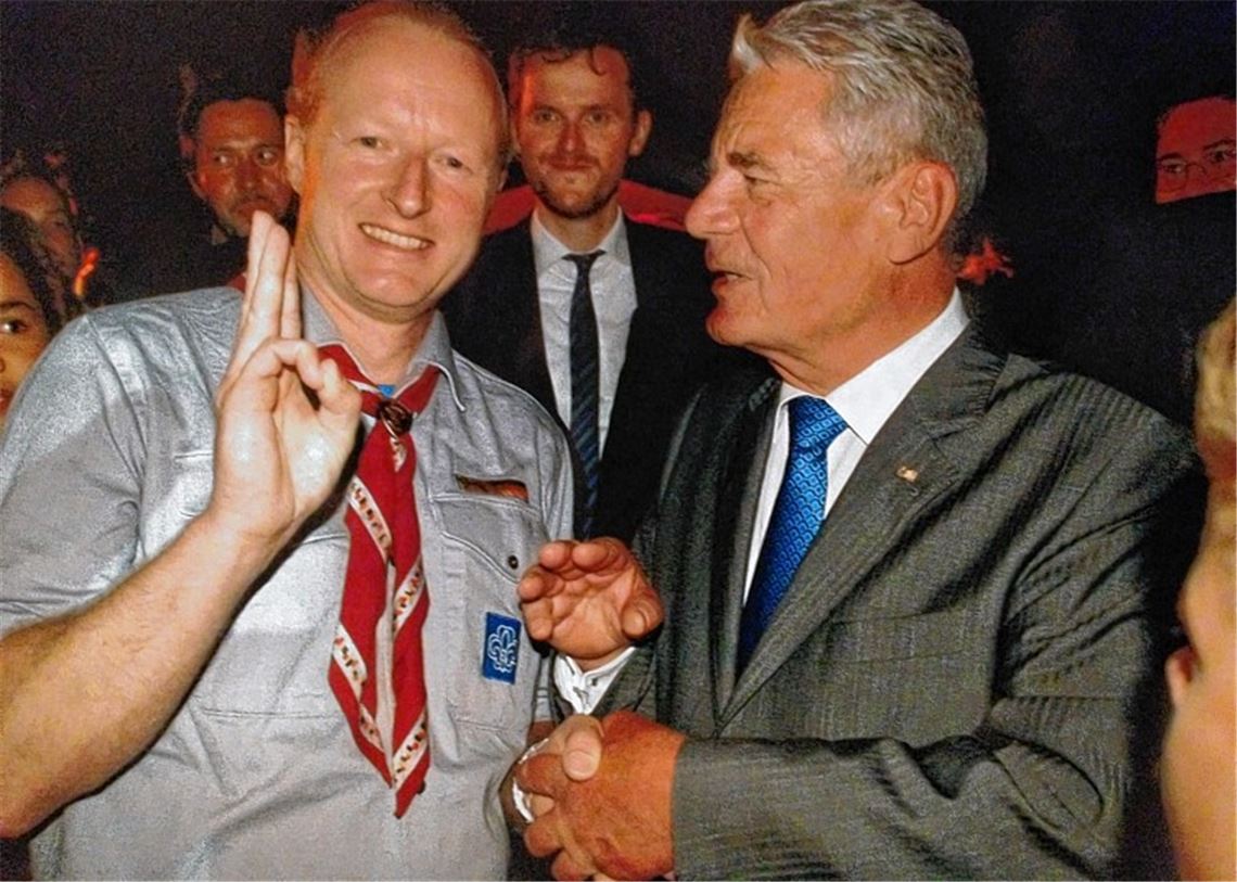 Christoph Meyer erklärt Bundespräsident Joachim Gauck, wie der Pfadfindergruß funktioniert und welche Bedeutung er hat. Foto: privat