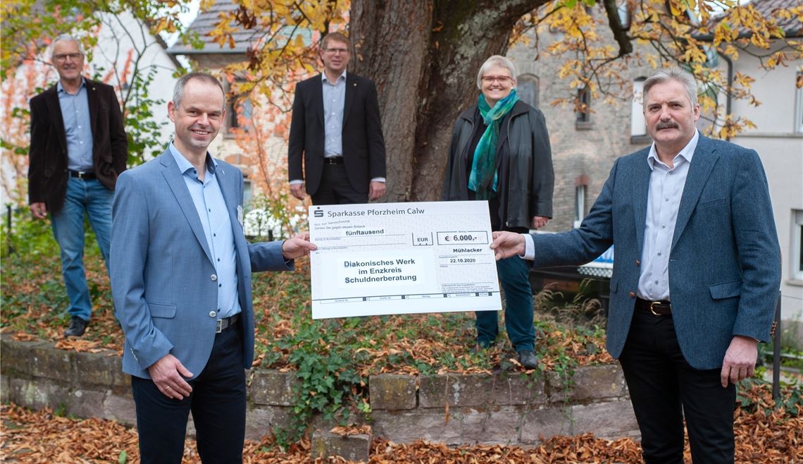 Christoph Zastrow nimmt die Spende von Professor Dr. Herbert Emmerich (vorne v. li.) im Beisein von Kurt Tassotti, Tobias Oberauer (Rotary Club Mühlacker-Enzkreis) und Esther Bluthardt (Diakonie Schuldnerberatung, hinten v. li.) entgegen. Foto: Fotomoment