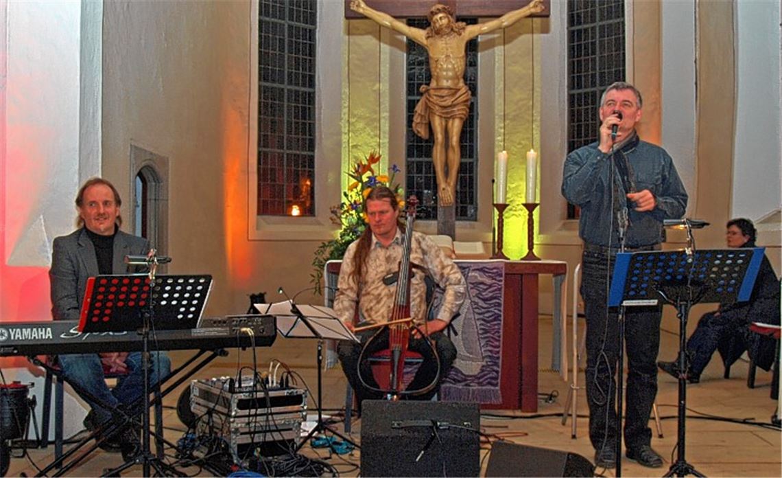 Christoph Zehendner (re.) macht Mut und lädt zur Besinnung ein. Foto: Filitz