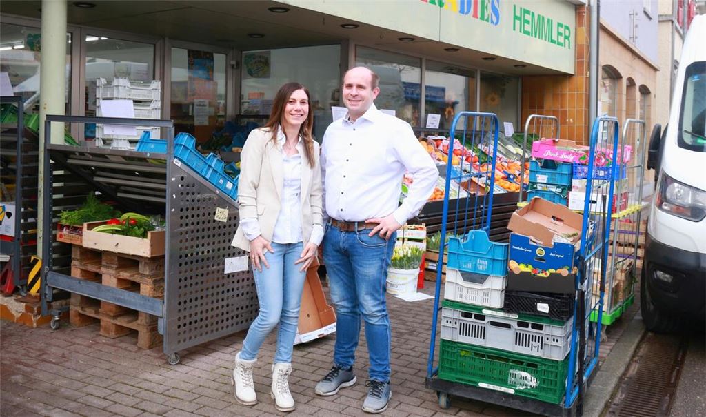 Christoph und Tamara Jurende übernehmen die Räumlichkeiten des „Früchteparadies Hemmler“ und planen einen Hybrid-Store mit langen Öffnungszeiten.Foto: Schüller
