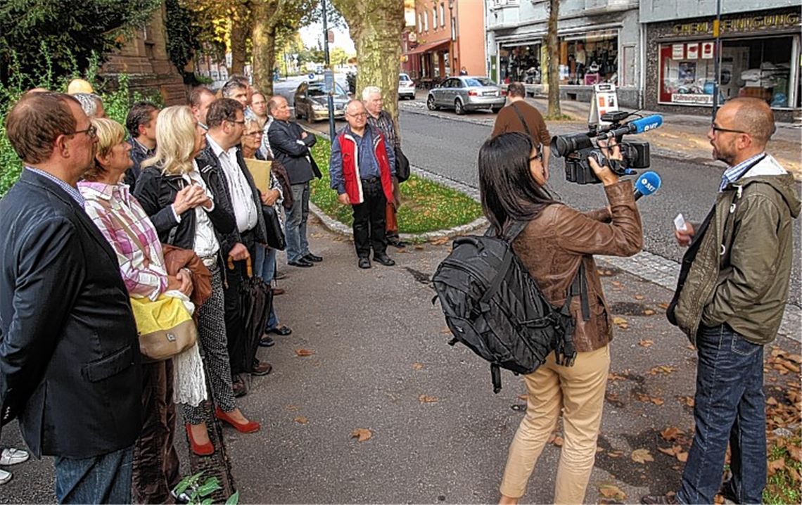 Citymanager Müller (re.) und Ratsmitglieder bei ihrem Bummel.Foto: Eier
