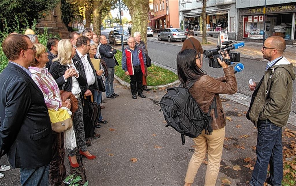 Citymanager Müller (re.) und Ratsmitglieder bei ihrem Bummel.Foto: Eier