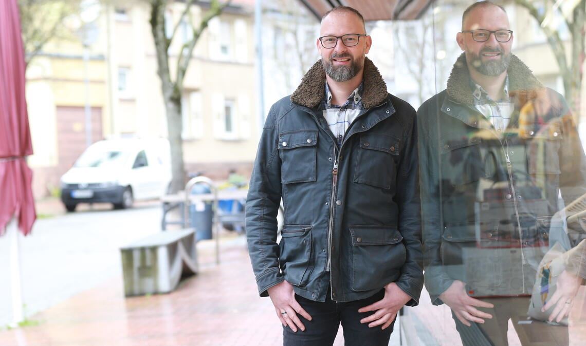 Citymanager Steffen Roller hat sich auf Wunsch unserer Zeitung in der Fußgängerzone der Mühlacker Innenstadt fotografieren lassen. Dieser Bereich der City sorgt aktuell für eine kommunalpolitische Kontroverse, die auch den 42-Jährigen beruflich beschäftigt. Bezüglich dieses brisanten Themas warnt Roller vor Schnellschüssen. Foto: Disselhoff