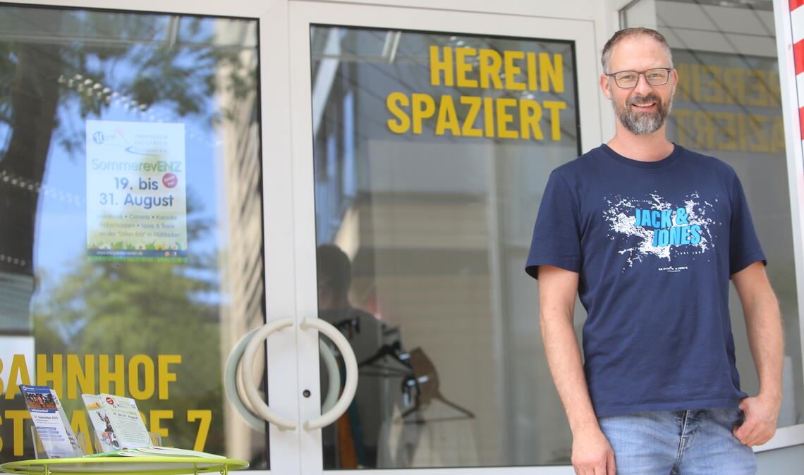 Citymanager Steffen Roller schätzt die Lage seines neues Büros: Sein Team und er kommen am Fuße der Bahnhofstraße leicht mit Besuchern der Innenstadt ins Gespräch. Foto: Deeg