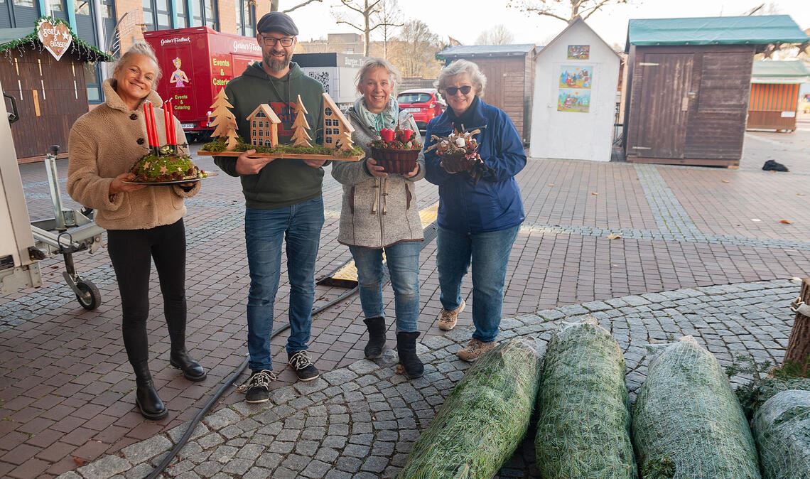 Citymanager Steffen Roller und seine Kollegin Manuela Grieser (re.) haben alle Hände voll zu tun, das gilt auch für die Standbetreiberinnen und Standbetreiber, die ab Mittwoch ihre Buden für Besucherinnen und Besucher öffnen. Foto: Fotomoment