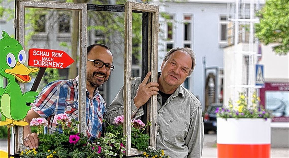 Citymanager Thomas Müller (li.) und Martin Rudolf, der Mitglied im Vorstand des Gewerbevereins ist, machen auf die Aktionen der Fachgeschäfte aufmerksam.