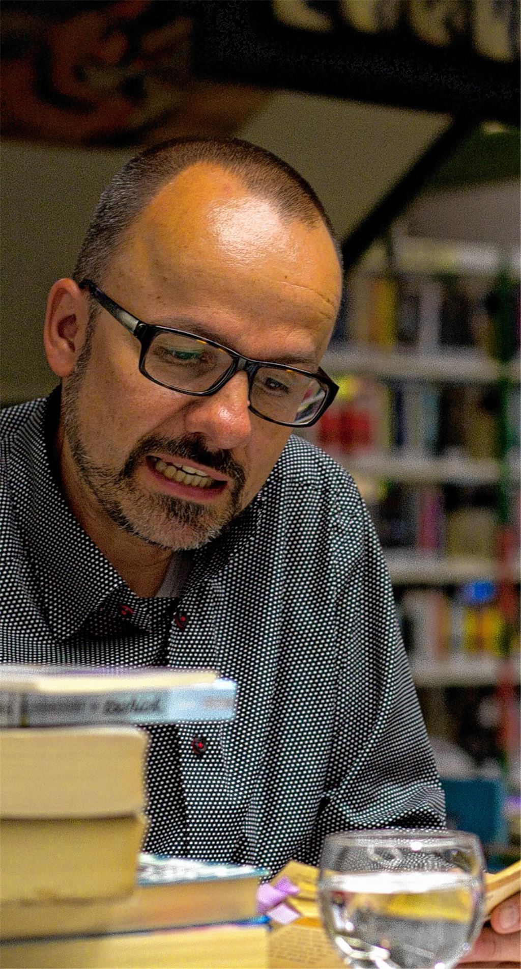 Citymanager Thomas Müller liest aus dem „Steppenwolf“ von Hermann Hesse. 