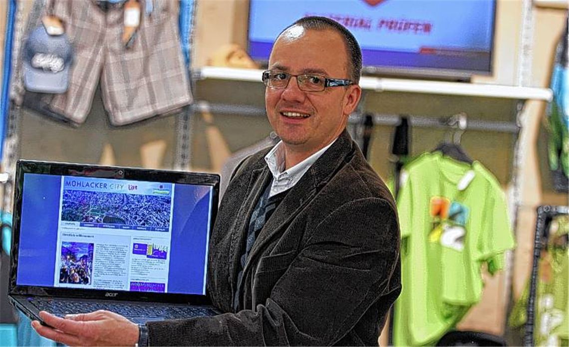 Citymanager Thomas Müller präsentiert den neuen Internetauftritt. Er bietet nicht nur dem Handel eine Plattform. Foto: Goertz