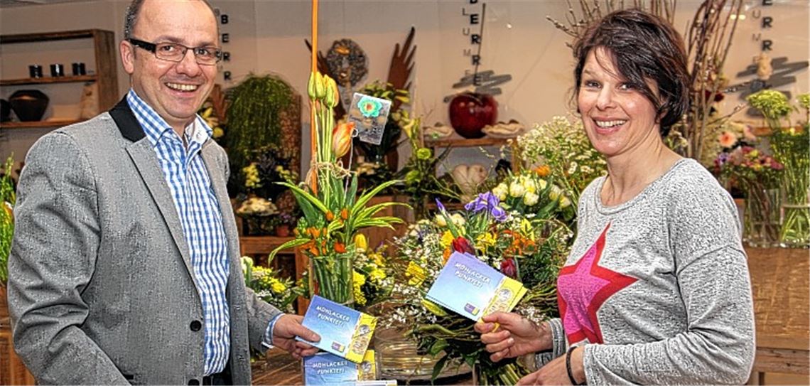Citymanager Thomas Müller und Susanne Craiss werben vor einem passenden blühenden Hintergrund bei Blumen-Berret für die geplanten Aktionen, die unter dem Slogan „Frühling in der City mit der MühlackerCard“ stehen und zusätzliches Leben in die Innenstadt bringen sollen. 