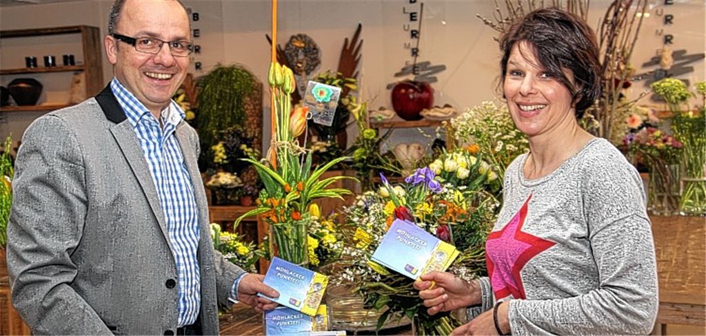 Citymanager Thomas Müller und Susanne Craiss werben vor einem passenden blühenden Hintergrund bei Blumen-Berret für die geplanten Aktionen, die unter dem Slogan „Frühling in der City mit der MühlackerCard“ stehen und zusätzliches Leben in die Innenstadt bringen sollen. 