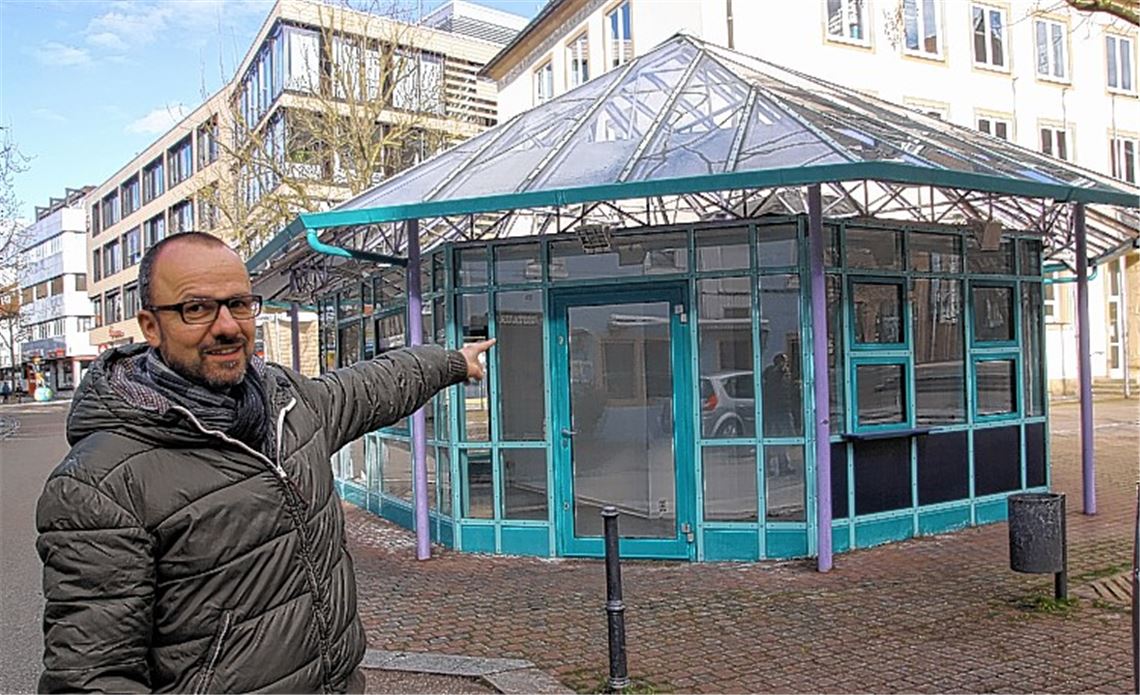 Citymanager Thomas Müller verweist auf seinen künftigen Arbeitsplatz. Er zieht in den Kiosk-Pavillon auf dem Konrad-Adenauer-Platz um. Foto: Sadler