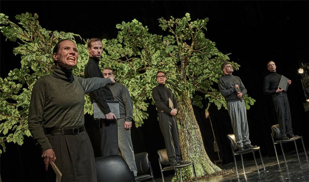 Claire Hordijk (links) und das Ensemble in „Der Brettheim-Prozess“ von Hans Schultheiß