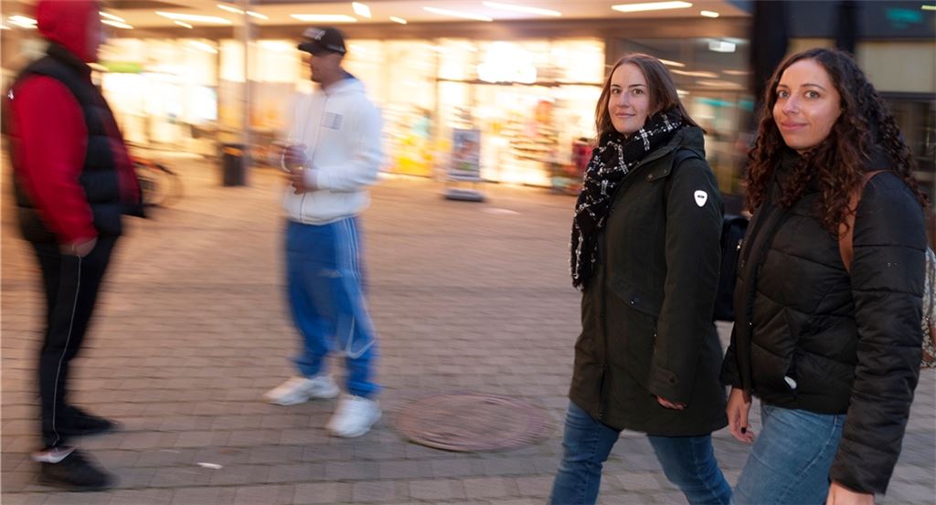 Clarissa Kraft und Natalie Bastian (v.re.), Mitarbeiterinnen der mobilen Jugendarbeit, die bislang von der Plan B gGmbH betreut wird, im Einsatz an der Drehscheibe. Foto: Fotomoment