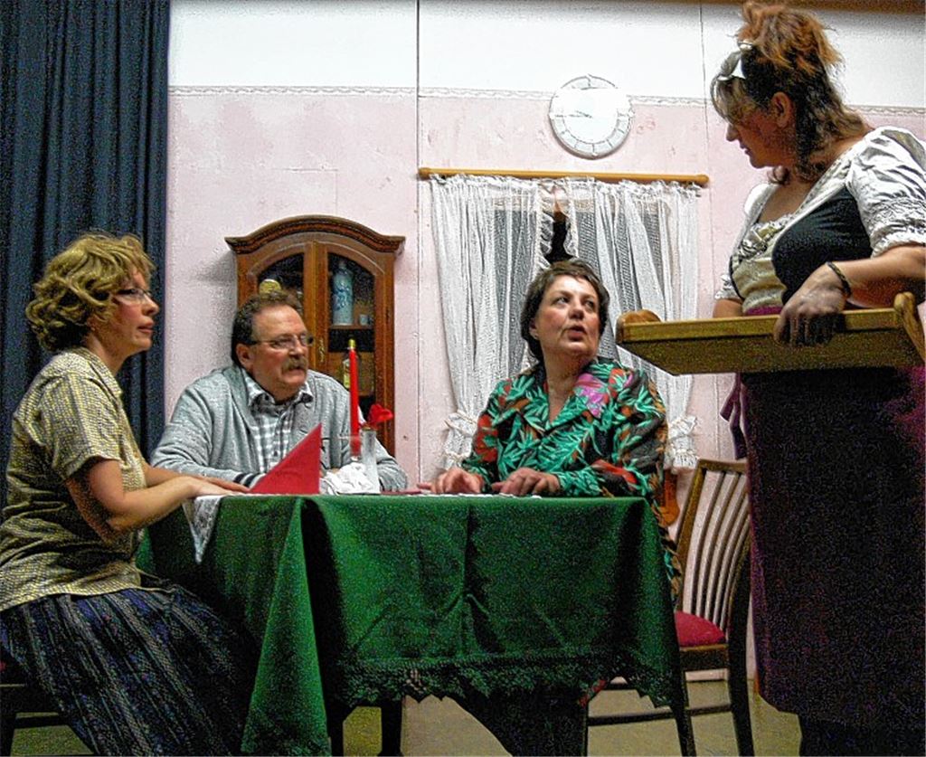 Claudia Frick, Eckhart Streckfuss, Susanne Baumann und Pia Rauchberger (v.li.) von der Laienspielgruppe des SV Sternenfels. Foto: Garhöfer