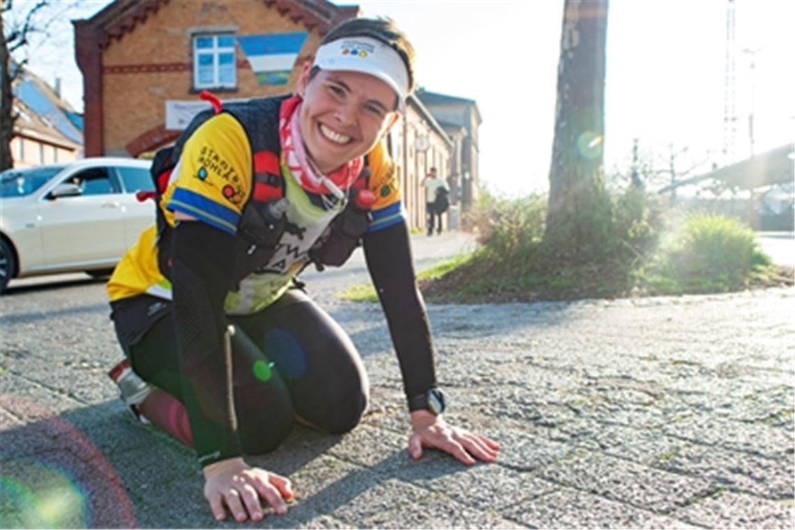 Claudia Gösche ist erschöpft, aber glücklich, dass sie den Lauf überstanden hat. Foto: Fotomoment