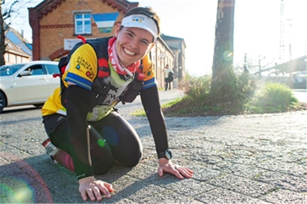 Claudia Gösche ist erschöpft, aber glücklich, dass sie den Lauf überstanden hat. Foto: Fotomoment