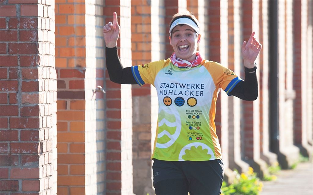 Claudia Gösche vom Tri-Team der Stadtwerke Mühlacker beim Zieleinlauf – in den 24 Stunden davor hat sie insgesamt 162 Kilometer zu Fuß zurückgelegt.Foto: Fotomoment