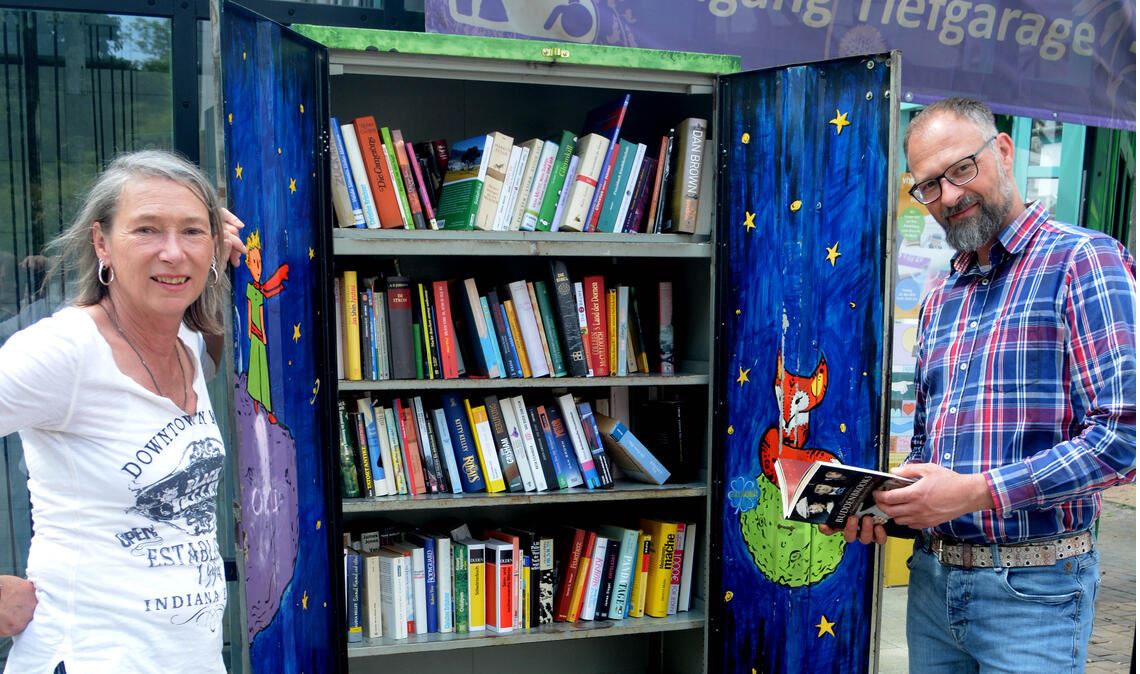 Claudia Heiler und Steffen Roller werben für eine sinnvolle Nutzung des Bücherschranks in der Mühlacker Stadtmitte. Von Mäusen angenagter Uralt-Lesestoff müsse mühsam aussortiert werden. Foto: Stahlfeld