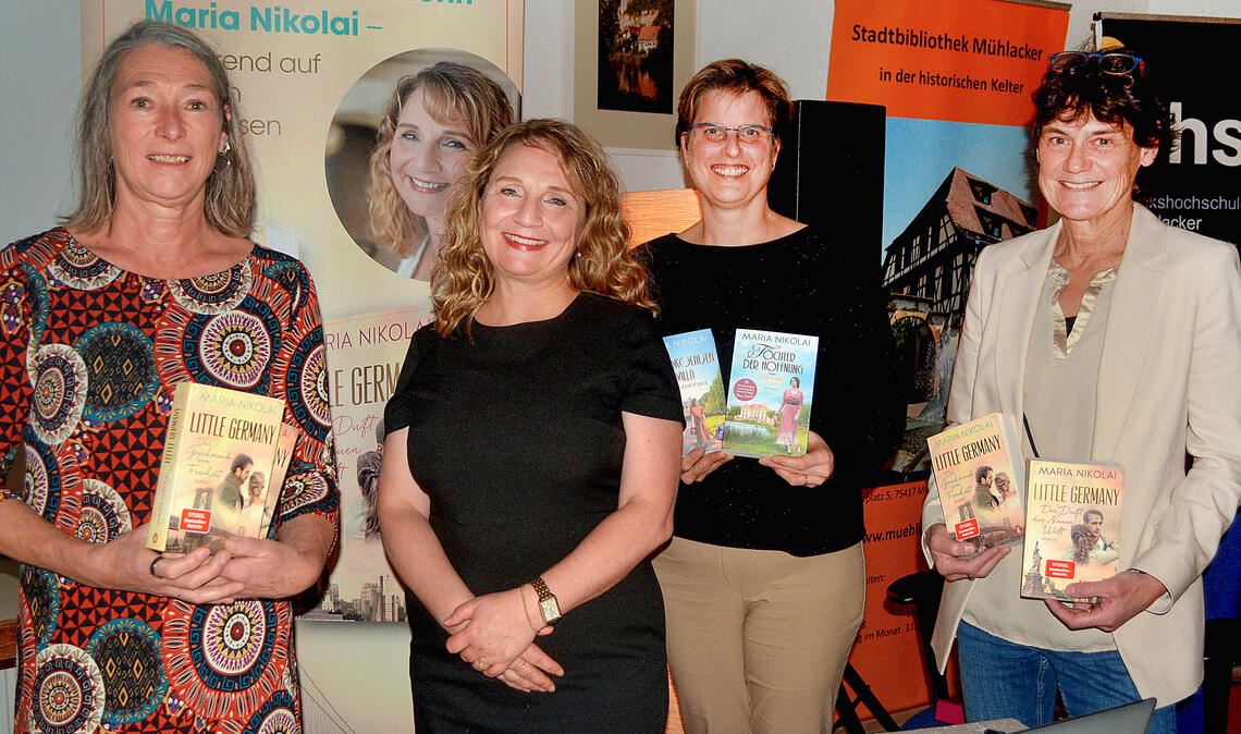 Lesung berührt das Publikum Claudia Heiler von der Stadtbibliothek Mühlacker (v.li.) Dr. Martina Terp-Schunter von der Volkshochschule Mühlacker und Angelika Wetzel von Buch Elser haben es geschafft, die renommierte Schriftstellerin Maria Nikolai (2. v.li. und Bücher signierend) nach Mühlacker zu holen. Fotos: Stahlfeld
