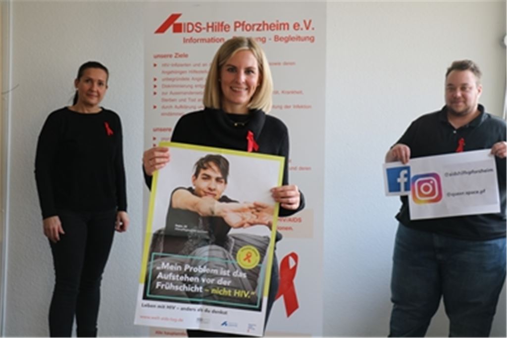 Claudia Jancura, Leiterin der Beratungsstelle der Aidshilfe Pforzheim, eingerahmt von ihren MItarbeitern Grit Britz und Caleb Davis. Foto: Wewoda