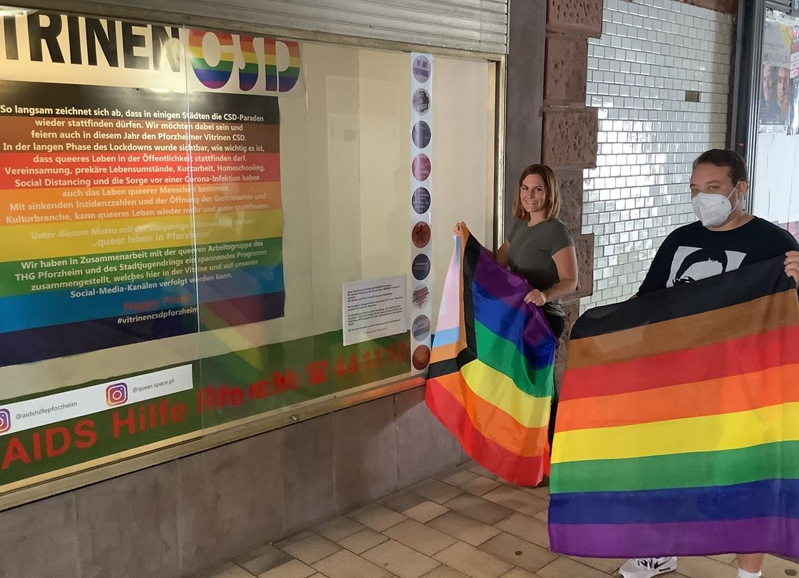 Buntes Zeichen gesetzt Claudia Jancura und Caleb Davis bestücken die Vitrine der Aidshilfe. Foto: Roth