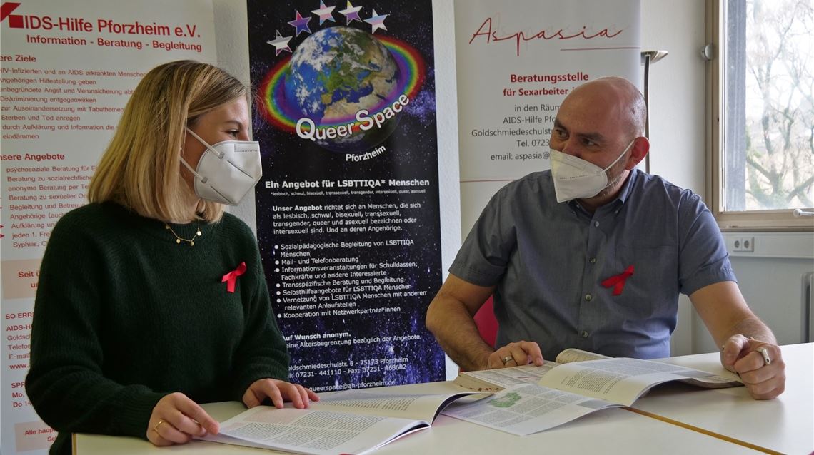 Claudia Jancura und Timur Fuhrmann-Piontek versuchen alles, um die medizinische Versorgung der rund 200 HIV-Patienten in Pforzheim und im Enzkreis sicherzustellen.Friedrich