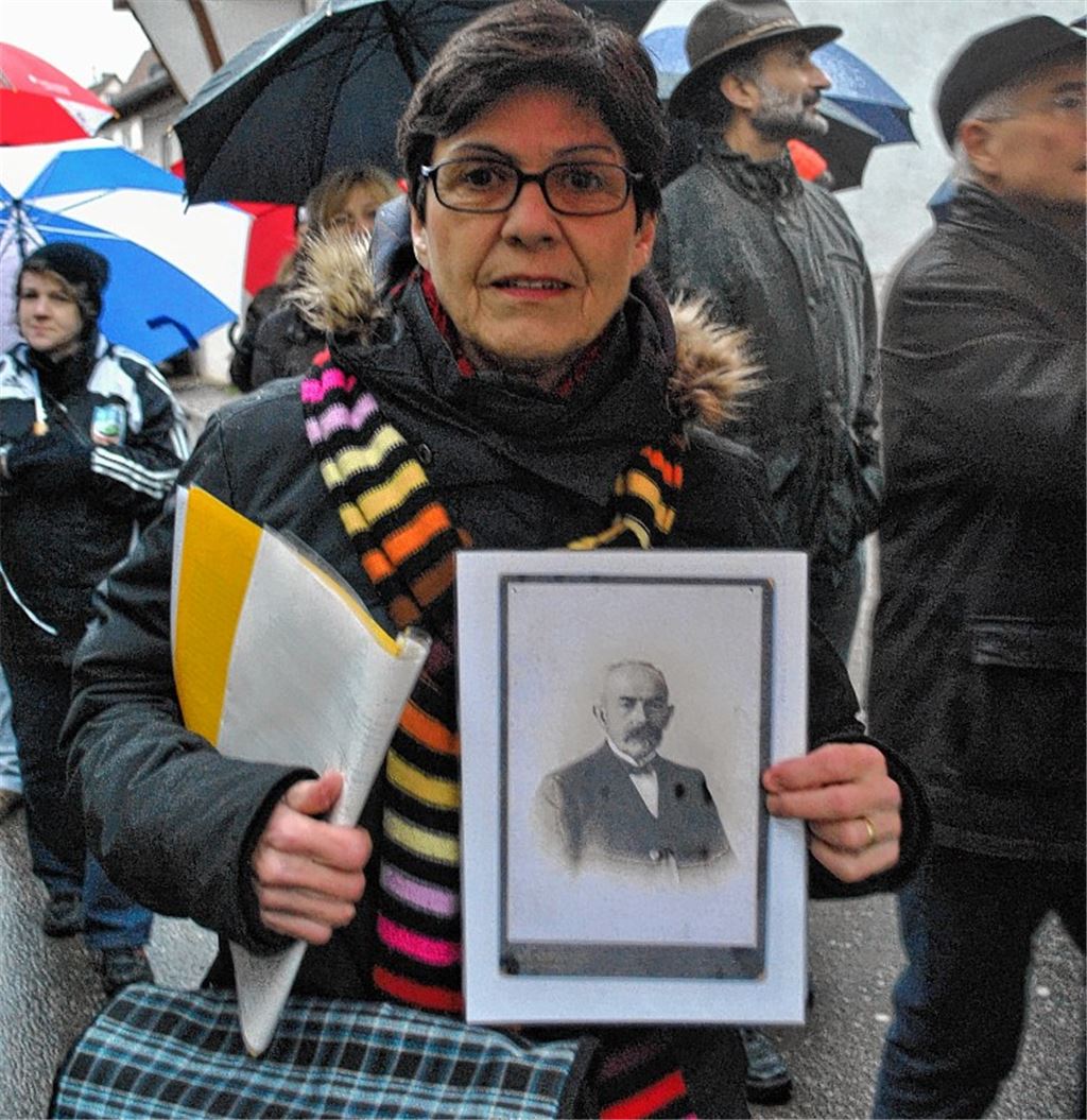 Claudia Lang mit einem Foto des ersten Opfers Thomas Vogel. Fotos: Stahlfeld/privat