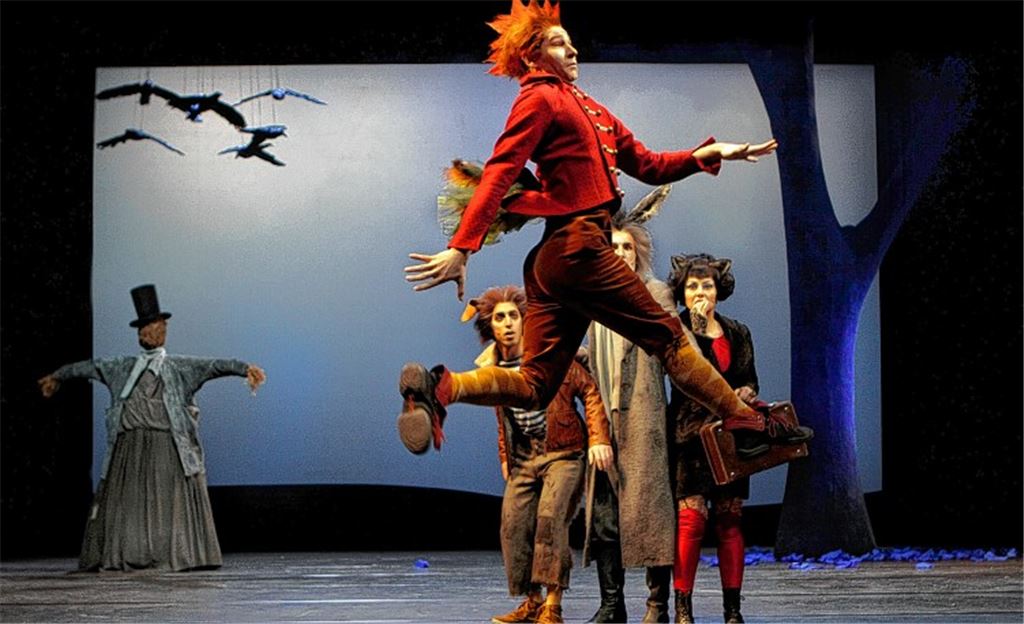 Claudia Lang (v.li.) als Vogelscheuche beobachtet Korbinian Josef Müller (Hund), Timo Beyerling (Hahn), Mario Radosin (Esel) und Kristine Walther (Katze).