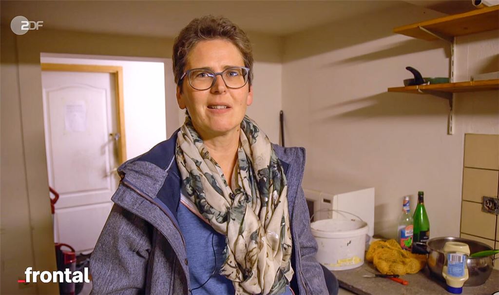 Claudia Robbe von der Stuttgarter Beratungsstelle für Betroffene von Menschenhandel des Vereins für internationale Jugendarbeit (VIJ) äußert sich im Beitrag des ZDF-Magazins „Frontal“, das über den Fall von Menschenhandel berichtet und dafür kurz nach der Razzia im November in Knittlingen gefilmt hatte. (Screenshot)