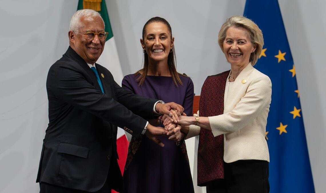 Claudia Sheinbaum (M), Präsidentin von Mexiko, EU-Ratspräsident Antonio Costa (l) und die EU-Kommissionspräsidentin Ursula von der Leyen halten sich bei einer Pressekonferenz im Präsidentenpalast die Hände, nachdem ein Handels- und Partnerschaftsabkommen unterzeichnet wurde.