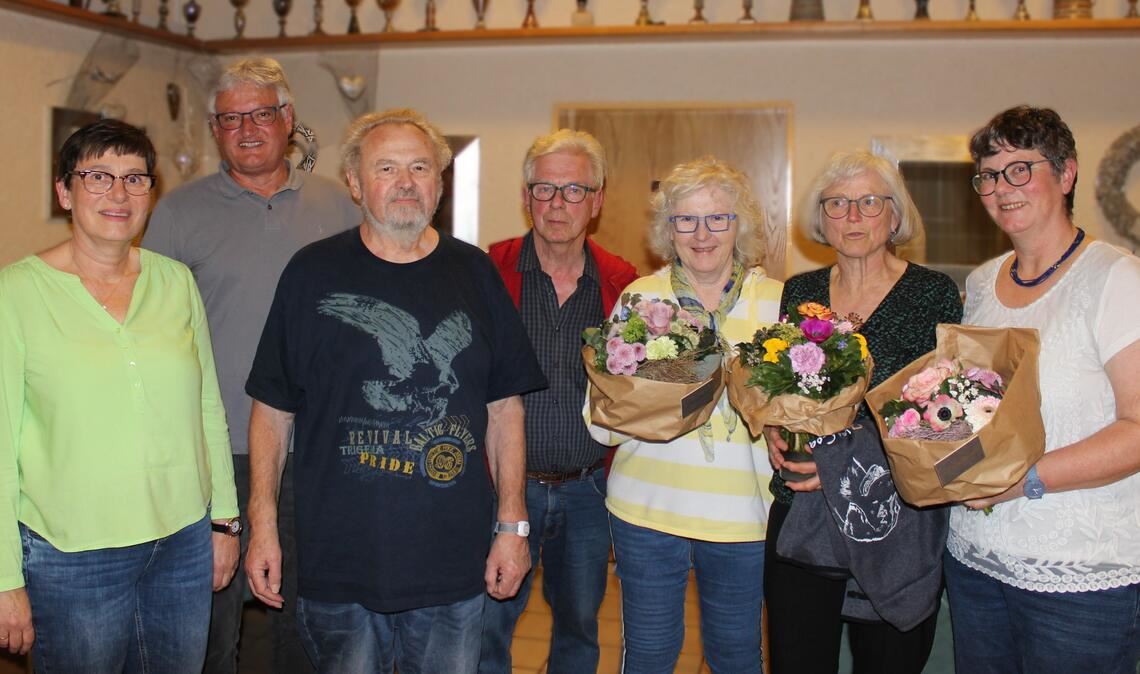 Claudia Zimmerman und Michael Jung mit den Geehrten Reinhold Roller, Eckhardt Müller, Andrea Roller, Manuela Fais und Katrin Schulze (v.li.). 