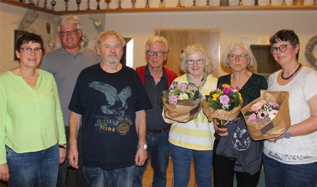 Claudia Zimmerman und Michael Jung mit den Geehrten Reinhold Roller, Eckhardt Müller, Andrea Roller, Manuela Fais und Katrin Schulze (v.li.). 