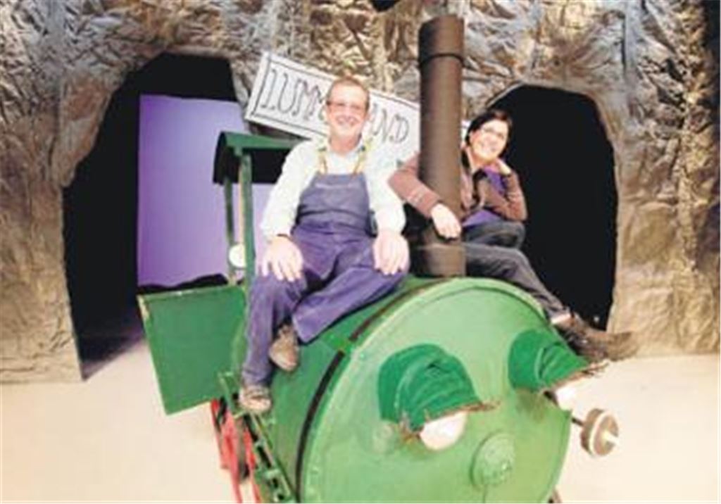 Claudia und Rudolf Lang sind im Kinderstück Jim Knopf und Lukas der Lokomotivführer die Seele der Emma. Ohne die beiden Hobbyschauspieler bewegt sich das liebenswerte Stahlross auf der Bühne keinen Zentimeter. Die beiden Lomersheimer arbeiten als Statisten am Pforzheimer Stadttheater und machen bei jedem Auftritt neue spannende Erfahrungen. Foto: Tilo Keller