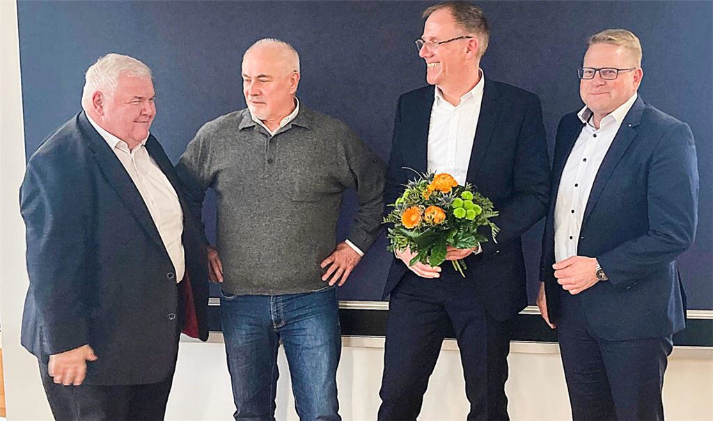 Claus Bannert (2.v.re.) mit dem AOK-Verwaltungsratsmitglied Hans Neuweiler, dem Vorsitzenden des AOK-Bezirksrats, Karl-Heinz Kortus, und dem stellvertretenden Vorstandschef der AOK Baden-Württemberg, Alexander Stütz (v.li.). Foto: privat