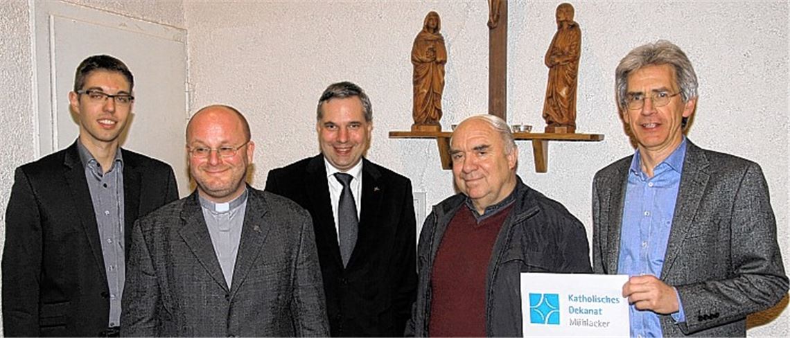 Claus Schmidt (2. v. li.) ist als katholischer Dekan des Dekanats Mühlacker in seinem Amt bestätigt worden. Neuer Stellvertreter ist Pfarrer Norbert Bentele (2. v. re.). Domkapitular Matthäus Karrer (3. v. re.), Dekanatsreferent Christoph Knecht (re.) und der zweite Vorsitzende des Dekanatsrates, Daniel Escalante-Guzman (li.), gratulieren zur Wahl.