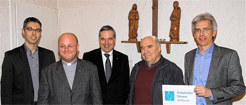 Claus Schmidt (2. v. li.) ist als katholischer Dekan des Dekanats Mühlacker in seinem Amt bestätigt worden. Neuer Stellvertreter ist Pfarrer Norbert Bentele (2. v. re.). Domkapitular Matthäus Karrer (3. v. re.), Dekanatsreferent Christoph Knecht (re.) und der zweite Vorsitzende des Dekanatsrates, Daniel Escalante-Guzman (li.), gratulieren zur Wahl.