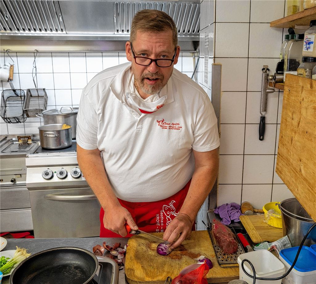 Claus Späth von der „Krone“ in Schützingen schwört auf „Hausmannskost im besten Sinne mit Neigung zu Leckerlis von früher“. Fotos: Recken