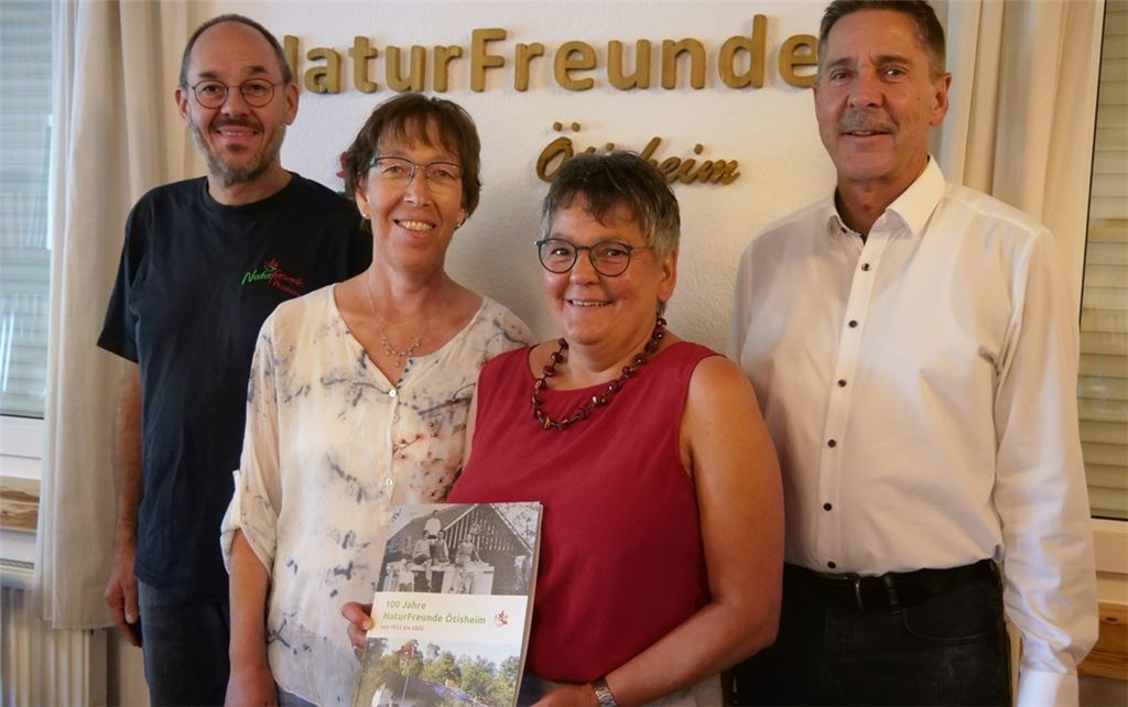 Claus und Susanne Lindner, Angela Bassier und Reiner Heugel (v.li.) haben die Chronik des Vereins erstellt, die beim Festakt am Freitagabend präsentiert worden ist. Foto: Friedrich