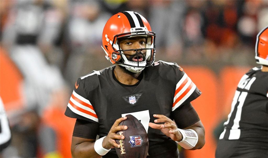 Cleveland Browns-Quarterback Jacoby Brissett versucht einen Pass zu spielen.