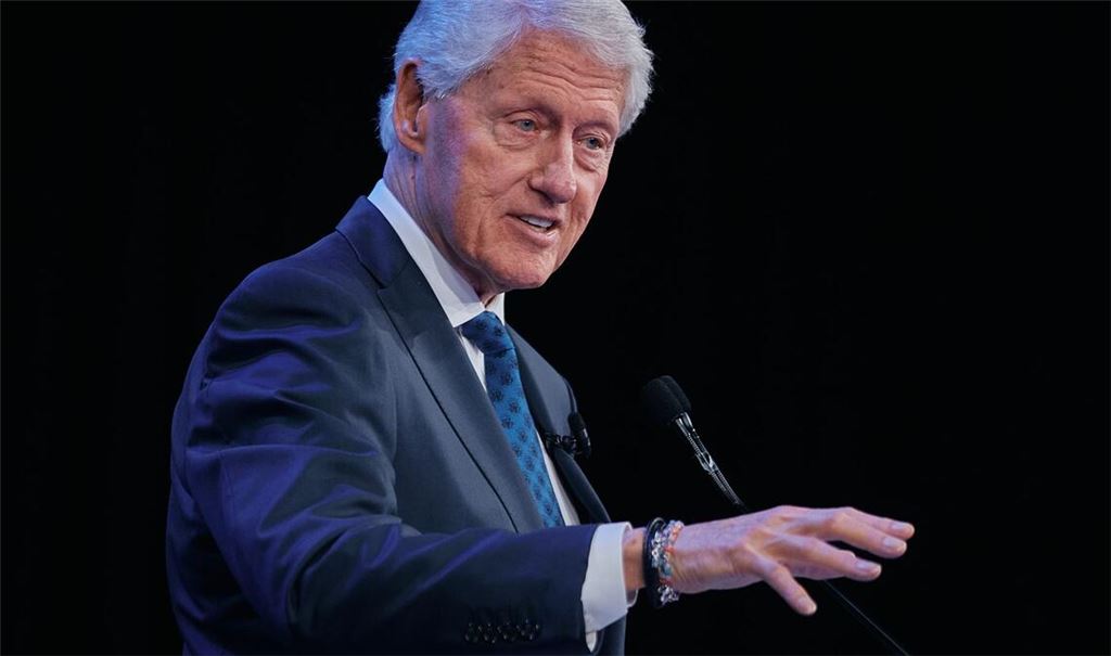 Clinton sagte, Trump habe ihm "nie etwas" gesagt, das ihn glauben lasse, dieser sei im Zusammenhang mit Epstein in "irgendetwas Unangemessenes" verwickelt gewesen.