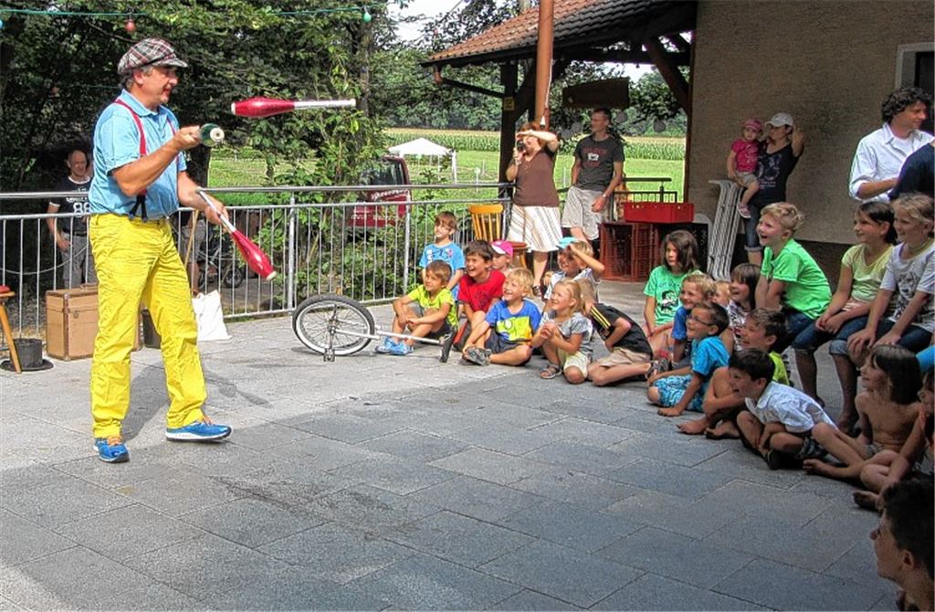 Clown Josh unterhält die Kinder. 