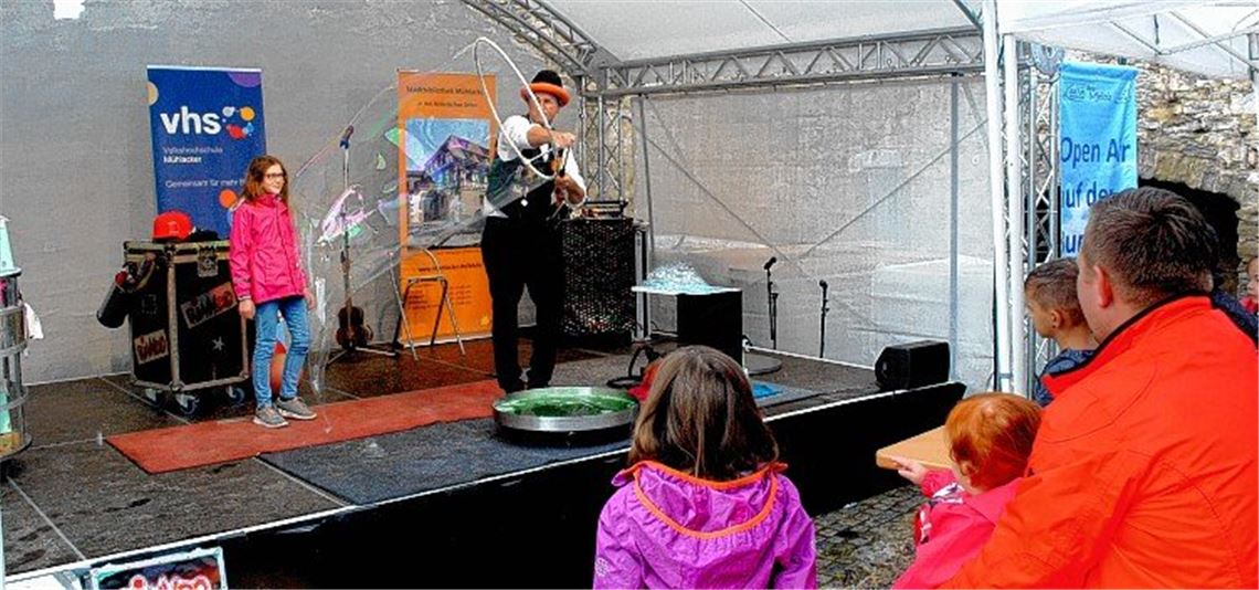 Familien genießen Spaß auf der Burg